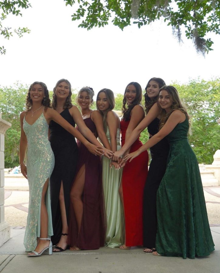 Juniors Jayden Oliver, Reagan Sieple, Jazmyne Schneider, Bianca Ramos, Mia Aberg,
Vivian Loud and Rosemarie O’Donald pose together before prom.