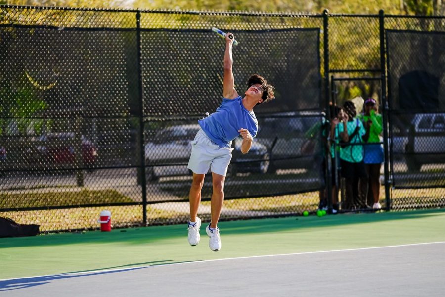 Junior Minh Tran returns that volley to his Oakridge opponent