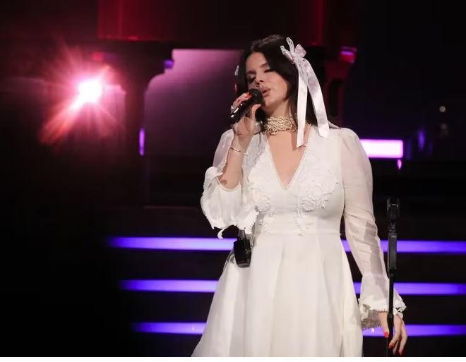 Lana Del Reys performance in Tampa showcased breathtaking vocals in a standout show. 